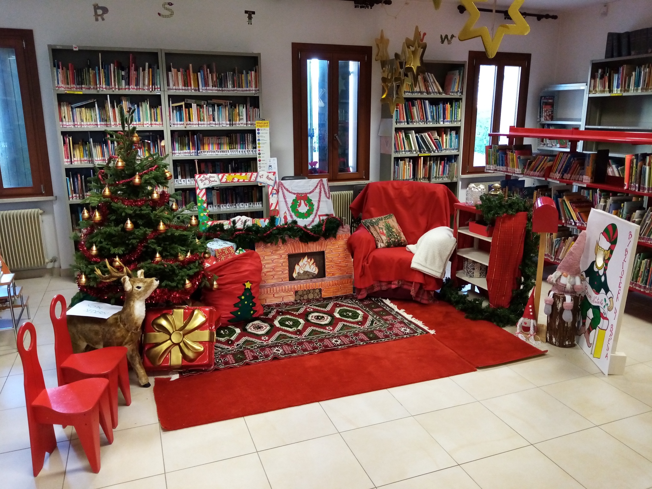 Salotto di Babbo Natale in biblioteca