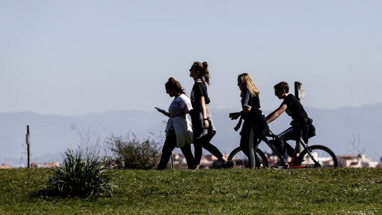 RAGAZZI E BAMBINI NELLE AREE GIOCO SENZA MASCHERINA