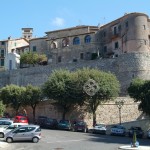 DSCF0147 Mura di cinta e torri