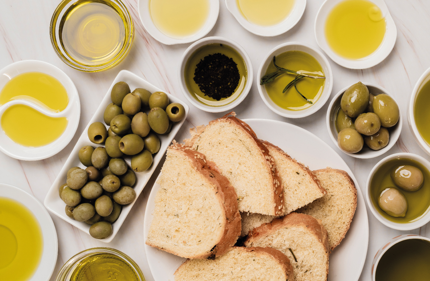 close up variety olives oil with bread Tavola disegno 1